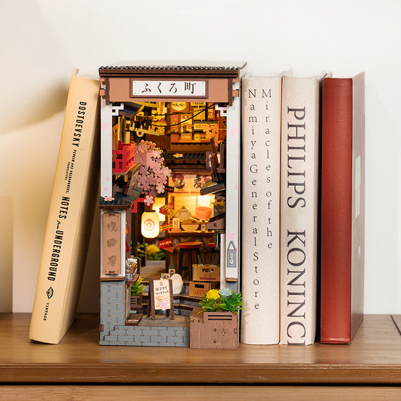ROBOTIME 3D Book Nook: Sakura Wein-Allee mit LED